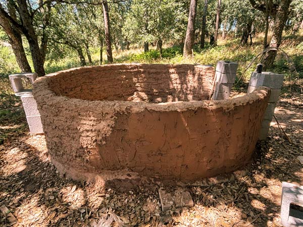 Structure covered with straw and clay